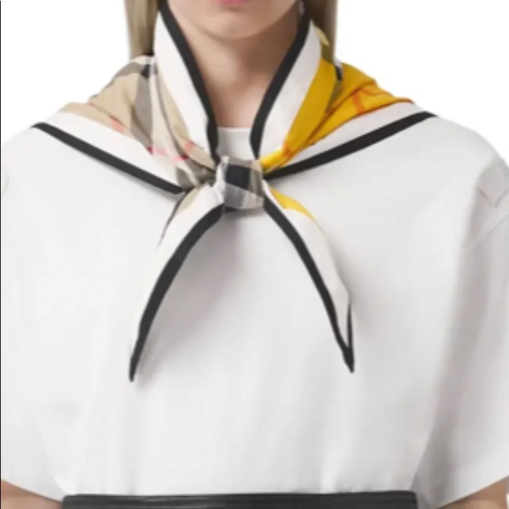 SOLD⛔️Authentic BURBERRY 100% Cotton vintage checkers triangle scarf - Picture 3 of 14